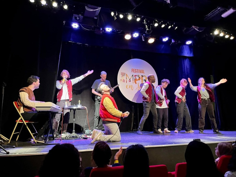 La troupe FMR Acad&eacute;mie sur sc&egrave;ne